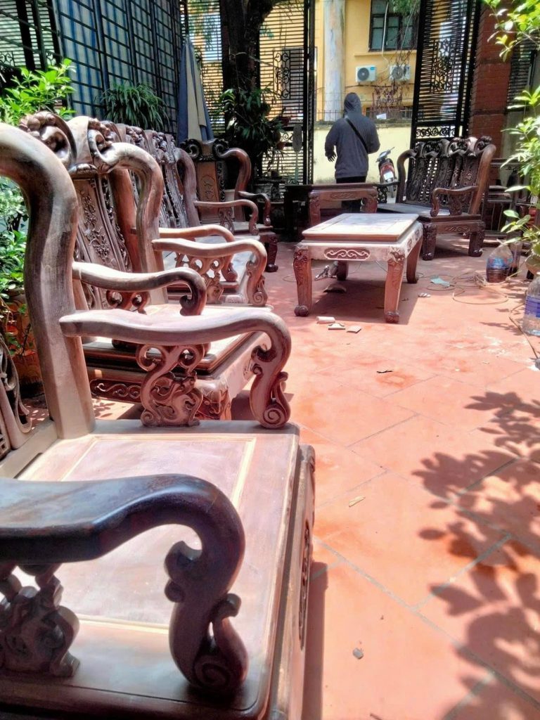 bàn ghế gỗ bị lung lay