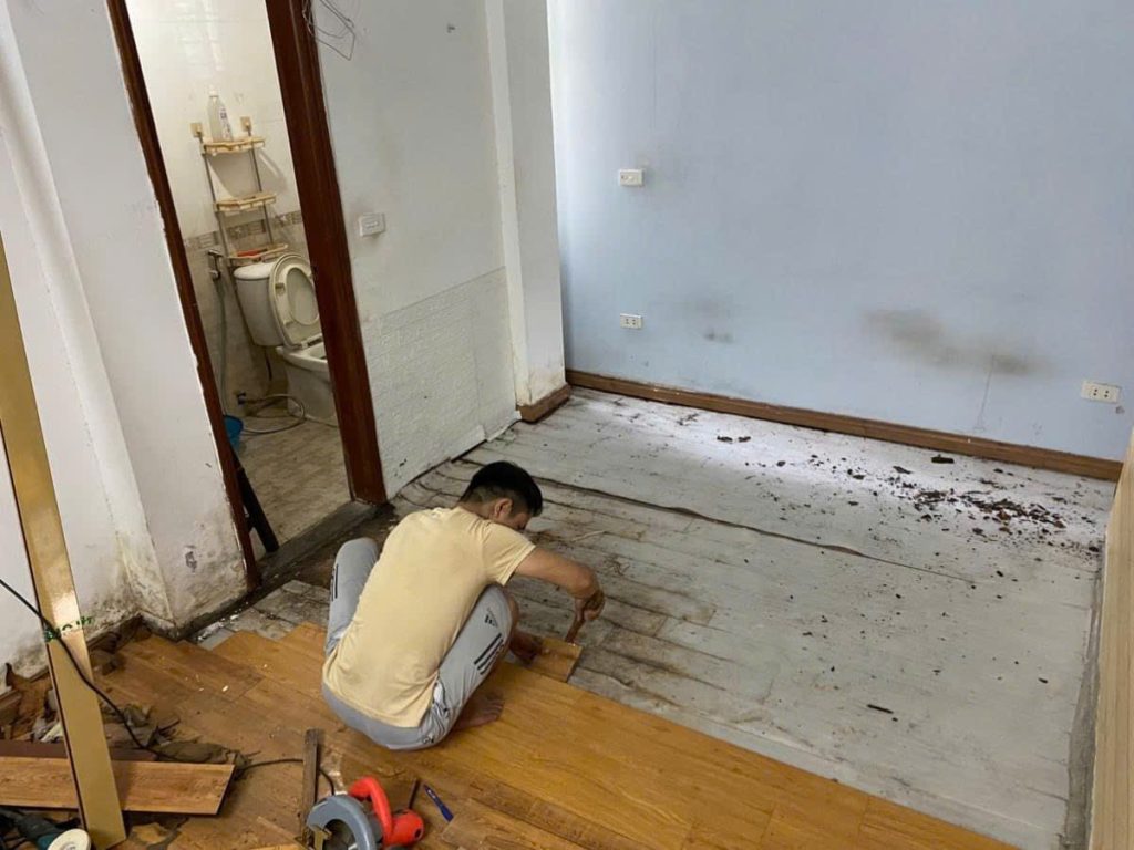 Cửa gỗ bị mối mọt