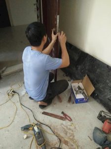 cửa gỗ không khóa được