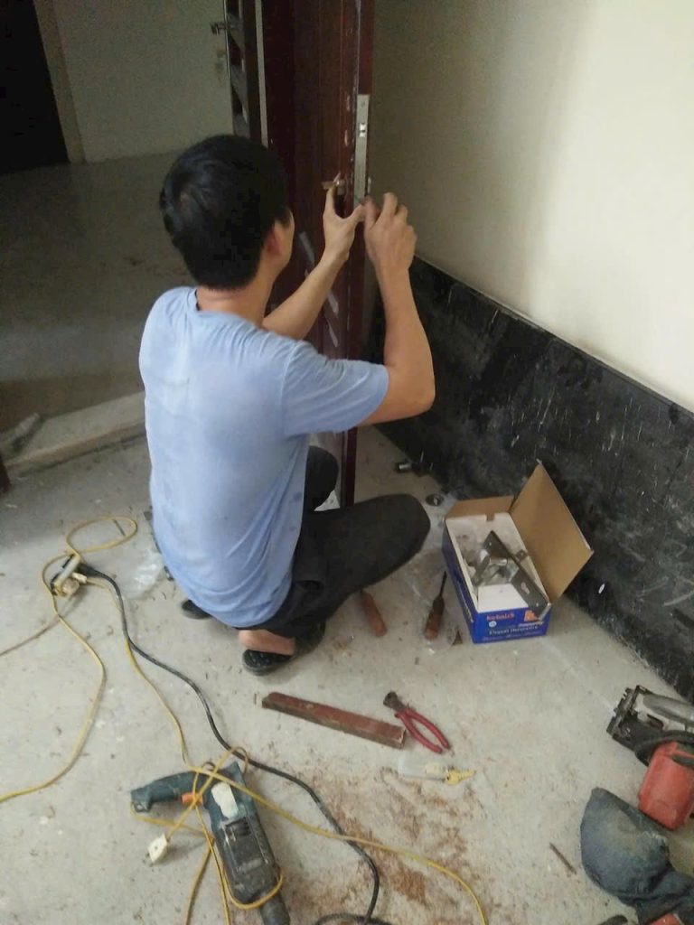 cửa gỗ không khóa được